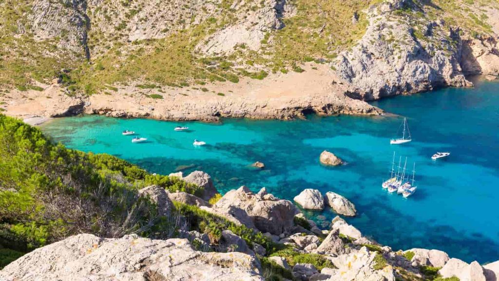 Louer un bateau pour visiter les calanques